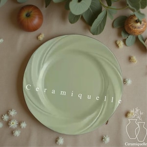 Swirl Ceramic Plate: Minimalist Glossy Dish, Modern Tableware