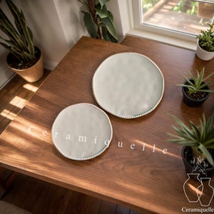 Assiette en céramique blanche à bords perlés - Assiette à fruits et à dessert irrégulière faite main, vaisselle minimaliste pour une cuisine moderne et un style culinaire