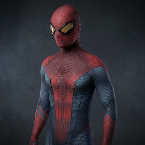 Op de afbeelding: Een volledig superheldenkostuum bestaande uit een rood en blauw textuurpak met een zwart webpatroon. Het masker bevat grote, goudkleurige mesh-lenzen en een zwart spinnenembleem is gecentreerd op de borst van het nauwsluitende kledingstuk.