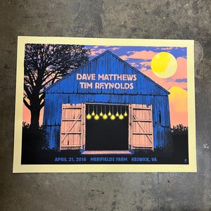 Könnte beinhalten: Ein rechteckiges Konzertplakat mit einer blauen Scheune mit offenen Türen, beleuchtet von einer Reihe gelber hängender Glühbirnen. Der Text lautet DAVE MATTHEWS TIM REYNOLDS und APRIL 21, 2018 MERIFIELDS FARM KESWICK, VA vor einem Sonnenuntergangshimmel mit einem gelben Mond.