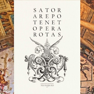 Può includere: Una stampa in bianco e nero con il Quadrato Sator, un quadrato di parole con le parole SATOR AREPO TENET OPERA ROTAS. La stampa include un'illustrazione ornata di una creatura mitica e il testo "Christoph Jamnitzer, Neuw Gratzfeßen Buch, 1596."