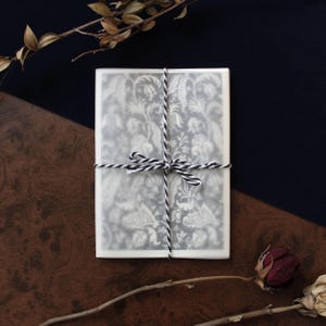 Set di biglietti d'auguri antichi / Motivo tessile con fantasia floreale / Biglietti d'auguri vintage con motivi vegetali