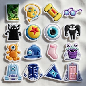 Op de afbeelding: Een verzameling kleurrijke geborduurde patches met verschillende cartoonfiguren en objecten. Ontwerpen omvatten een monster's oog, een blauwe baseball cap en een varsity jacket. De patches zijn omlijnd met witte stiksels.