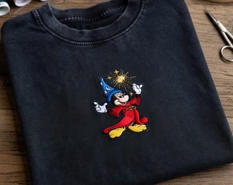 Camisa Disney Fantasia Mickey Feiticeiro Bordado e Lavado, Camisa Disney Feiticeiro, Camisa de Férias na Disneylândia, Roupa Retrô para Parques da Disney