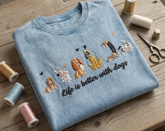 Disney Hunde besticktes T-Shirt, das Leben ist besser mit Hunden Vintage Wash T-Shirt, Disneyland Urlaub Shirt, Retro Disney Park Outfit