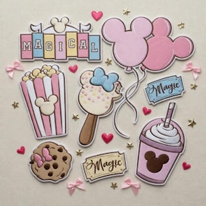 Può includere: Una collezione di decorazioni in carta fustellata che include un cartello con la scritta MAGICAL, palloncini rosa a forma di Mickey, un secchiello di popcorn, un ghiacciolo con un fiocco blu, un biscotto con un fiocco rosa, una bibita e biglietti con la scritta Magic.