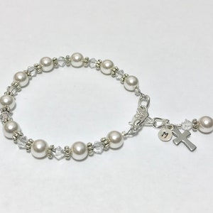 Pulsera de Primera Comunion con elementos Swarovski Cruz y Inicial personalizado de plata- Para Quinceañera - damas de boda