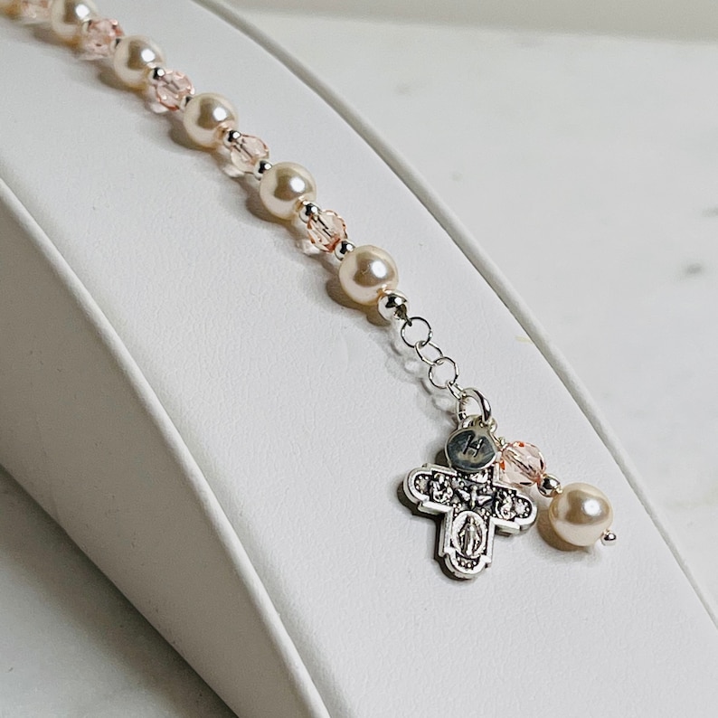 First Holy Communion Gift for Girls Rosary Bracelet in Ivory Pearls and Vintage Rose Crystals Personalize with Initial imagem 4