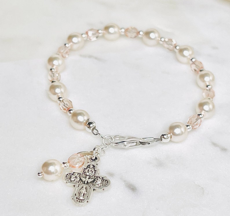 First Holy Communion Gift for Girls Rosary Bracelet in Ivory Pearls and Vintage Rose Crystals Personalize with Initial imagem 2