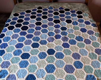 Hexagonal blues afghan