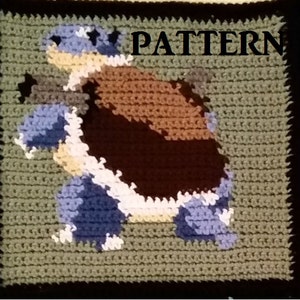 Puede incluir: Patrón de crochet para una tortuga azul y marrón. El patrón está escrito en texto negro sobre fondo blanco. El patrón es para un proyecto de crochet cuadrado.