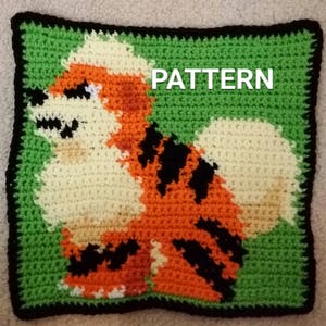 Puede incluir: Cojín cuadrado de crochet con una imagen de dibujos animados de un perro marrón, naranja, negro y blanco con la palabra "PATTERN" en texto negro.
