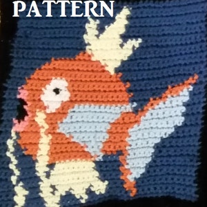 Puede incluir: Patrón de crochet para un pez rojo, blanco y azul con una aleta amarilla. El patrón se llama "PATTERN".