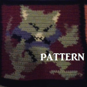 Könnte beinhalten: Häkelmuster für eine grüne, lila und schwarze Kreatur mit dem Wort "PATTERN" in weißem Text.