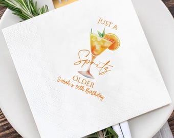 Gepersonaliseerde cocktailservetten met de tekst 'Spritz Older' voor een verjaardag