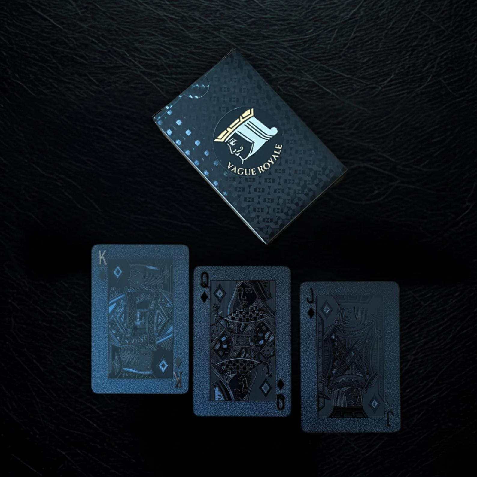 Set Di 2 Mazzi Di Carte Da Gioco Impermeabili: Nero E Argento, 54 Carte In Plastica Di Lusso, Resistenti E Perfette Per Serate Tra Amici, Viaggi O Partite Al Mare