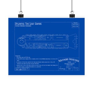 Könnte beinhalten: Blaupause-Poster mit der Aufschrift "ATLANTIS: THE LOST EMPIRE" und "Ulysses Armored Submarine". Die detaillierte Zeichnung zeigt das Innere und Äußere des U-Boots. Technische Daten und das Whitmore Industries Logo sind ebenfalls enthalten.