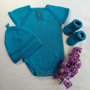 Knitted Gift Set for Newborn Boy (0–3 months) – Sea Wave Color