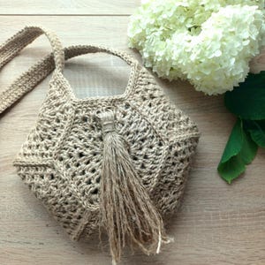 Hexagon Jute Crochet Bag with Tassel – Eco-Friendly Boho Purse – Natural Raffia-Look Summer Handbag – Handmade Crossbody Bag