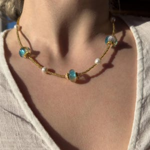 Handgjort halsband i Murano-glas: sötvattenspärlor, gulddetaljer