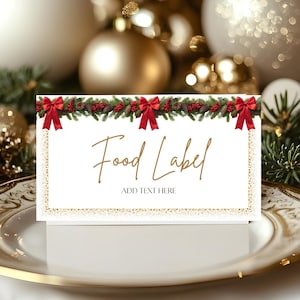 Puede incluir: Una etiqueta de comida blanca con borde de purpurina dorada y las palabras "Food Label" en elegante escritura dorada. La etiqueta está decorada con lazos rojos y vegetación. El fondo presenta adornos navideños y luces bokeh suaves.