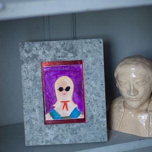 Portrait d'art naïf - Peinture miniature signée dans un cadre en métal vintage