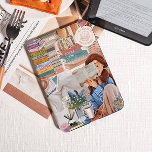 Peut inclure: Étui pour Kindle avec un motif de livres, de fleurs et d'une femme lisant. L'étui porte les inscriptions "Sorry, I'm Booked" et "My Heart is Full of Books". Un lecteur Kindle et une pâtisserie sont également visibles.