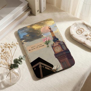Peut inclure: Une coque rectangulaire avec un design de collage. Elle présente une tour d'horloge, une structure noire et un bouquet de tulipes roses. La coque porte l'inscription "My Lord is enough" sur une bannière.