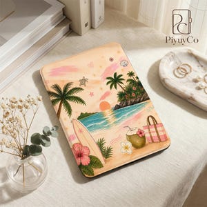 Peut inclure: Un étui rectangulaire pour liseuse illustré d'une plage tropicale avec des palmiers, une planche de surf, une noix de coco, un sac rayé rose, une tortue de mer et des fleurs d'hibiscus sous un ciel au coucher du soleil. Logo PiyuyCo visible.