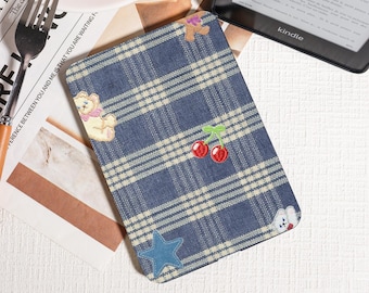 Denim Plaid süße bestickte Kindle-Hülle, alle Kindle-Modelle, einschließlich Paperwhite 16,8 cm, wunderliche Teddybär- und Kirsch-Abdeckung, Y2K Girly Geschenk