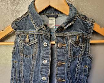 Vintage Osh Kosh B'Gosh Denim Vest. Size 9 months. Made in Bangladesh. 100% Cotton. It is in very good preowned condition.