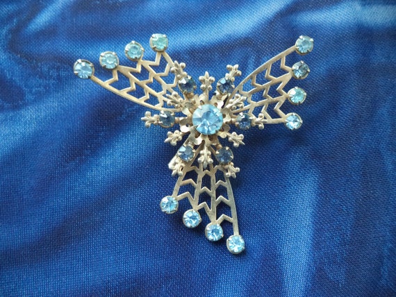 Vintage Art Deco Starburst Brooch Blue Rhinestone… - image 1