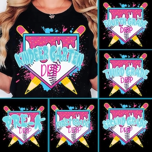 Puede incluir: Camiseta negra con un diseño gráfico colorido con forma de diamante de béisbol con las palabras "Kindergarten" en azul claro y "Deep" en blanco. El diseño incluye detalles en rosa, amarillo y azul, y dos lápices amarillos.