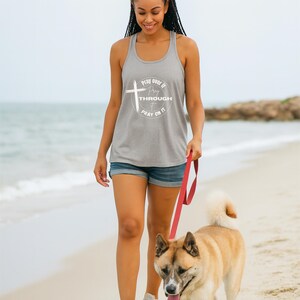 Könnte beinhalten: Graues Tanktop mit dem Text "Pray over it, Pray through it, Pray on it" in einem weißen Kreis. Eine Person geht am Strand mit einem Hund spazieren und trägt das Tanktop.