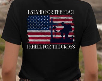 Camiseta unisex con cuello en V "Me mantengo firme por la bandera, me arrodillo ante la cruz", camiseta cristiana, ropa de fe, camiseta de Jesús, camiseta de fe, camiseta patriótica.
