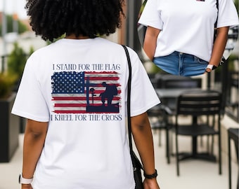 Camiseta unisex "Me pongo de pie por la bandera, me arrodillo ante la cruz", camiseta cristiana, ropa de fe / camiseta de Jesús, regalo religioso, camiseta patriótica