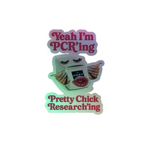 Könnte beinhalten: Ein Aufkleber mit holografischem Finish, der eine Cartoon-Illustration einer PCR-Maschine mit Wimpern und Lippen zeigt. Der Text "Yeah I'm PCR'ing" und "Pretty Chick Research'ing" ist in rosa und roten Buchstaben geschrieben.