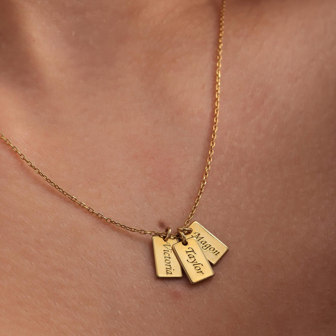 Caitlyn Minimalist の上品なイニシャルタグネックレス Caitlyn Minimalist の上品なイニシャルタグネックレス