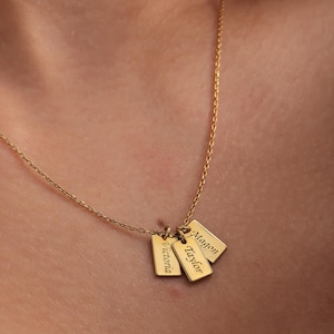 Collier avec étiquette initiale délicate par Caitlyn minimaliste • Collier avec pendentif lettre gravé personnalisé en chaînette • Cadeaux de demoiselle d'honneur • NM83bNIF33