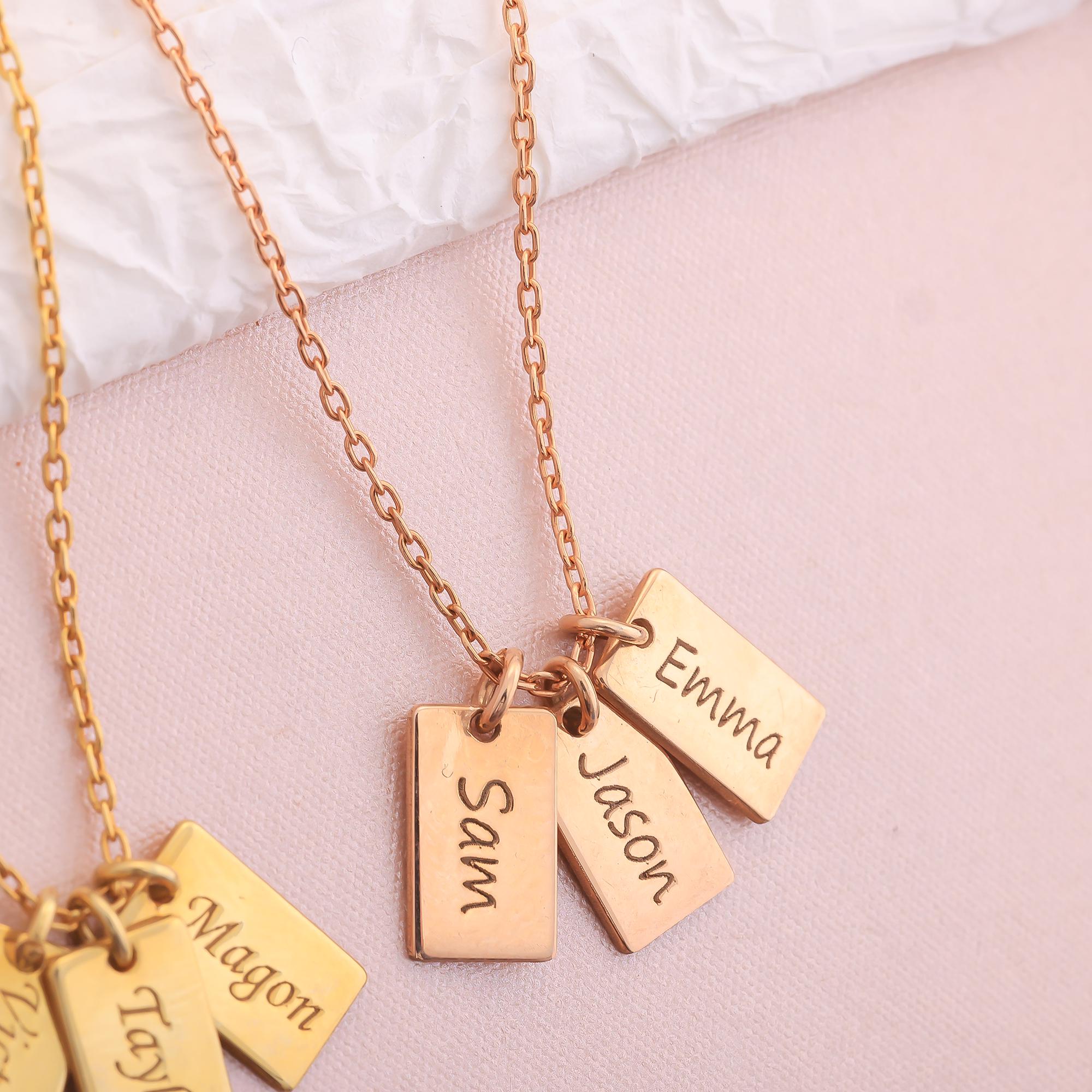 Caitlyn Minimalist の上品なイニシャルタグネックレス