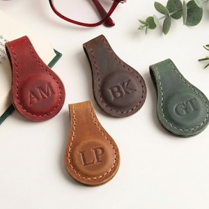 Personligt läderbokmärke, magnetiskt bokmärke, monogrammerade initialer, präglad present till läsare