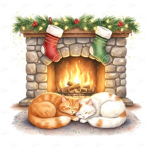 Peut inclure: Illustration à l'aquarelle d'une scène de Noël. Une cheminée en pierre avec un feu ardent, décorée de guirlandes et de bas de Noël. Deux chats endormis, un tabby orange et un blanc, sont blottis devant la cheminée.