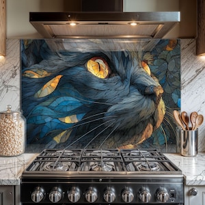 Puede incluir: Un protector contra salpicaduras de cocina con un primer plano de la cara de un gato al estilo vidriera. El pelaje del gato es azul y gris, con grandes ojos amarillos. El diseño incluye formas de hojas azules y amarillas.