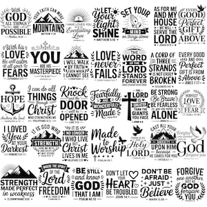 Może przedstawiać: Zbiór czarno-białych cytatów i fraz chrześcijańskich, w tym "Z Bogiem wszystko jest możliwe" i "Miłość nigdy nie ustaje". Projekty zawierają różne czcionki i elementy dekoracyjne.