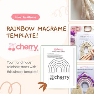 Könnte beinhalten: Werbebild für eine Makramee-Regenbogen-Vorlage. Der Text "Now Available" und "Rainbow Macrame Template!" werden angezeigt. Das Bild enthält ein Vorlagendesign, ein fertiges Makramee-Regenbogen und das Logo "cherry studio".