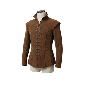Peut inclure: Une veste en daim marron avec un col montant et une fermeture à lacets sur le devant. La veste a une silhouette ajustée et des manches longues.