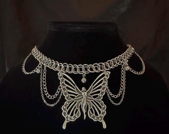 collar con cadena de mariposa