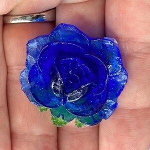 Ein Handgemachter Dunkelblauer Rosen Magnet aus Kunstharz und Keramik