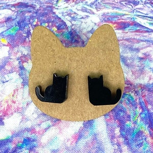Handgemachte schwarze Katzen Ohrstecker aus Kunstharz