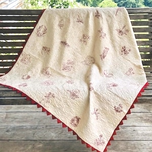 Antik rödbroderad quilt | Broderi från tidigt 1900-tal | Prairie Point-kant | 183 x 183 cm